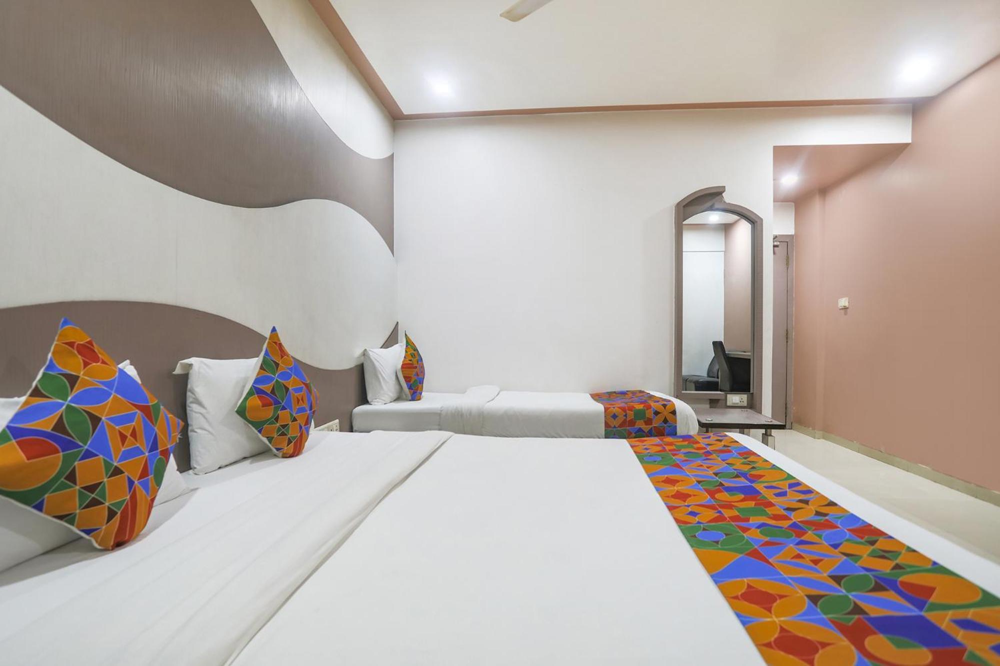 Hotel Merit Сурат Екстер'єр фото