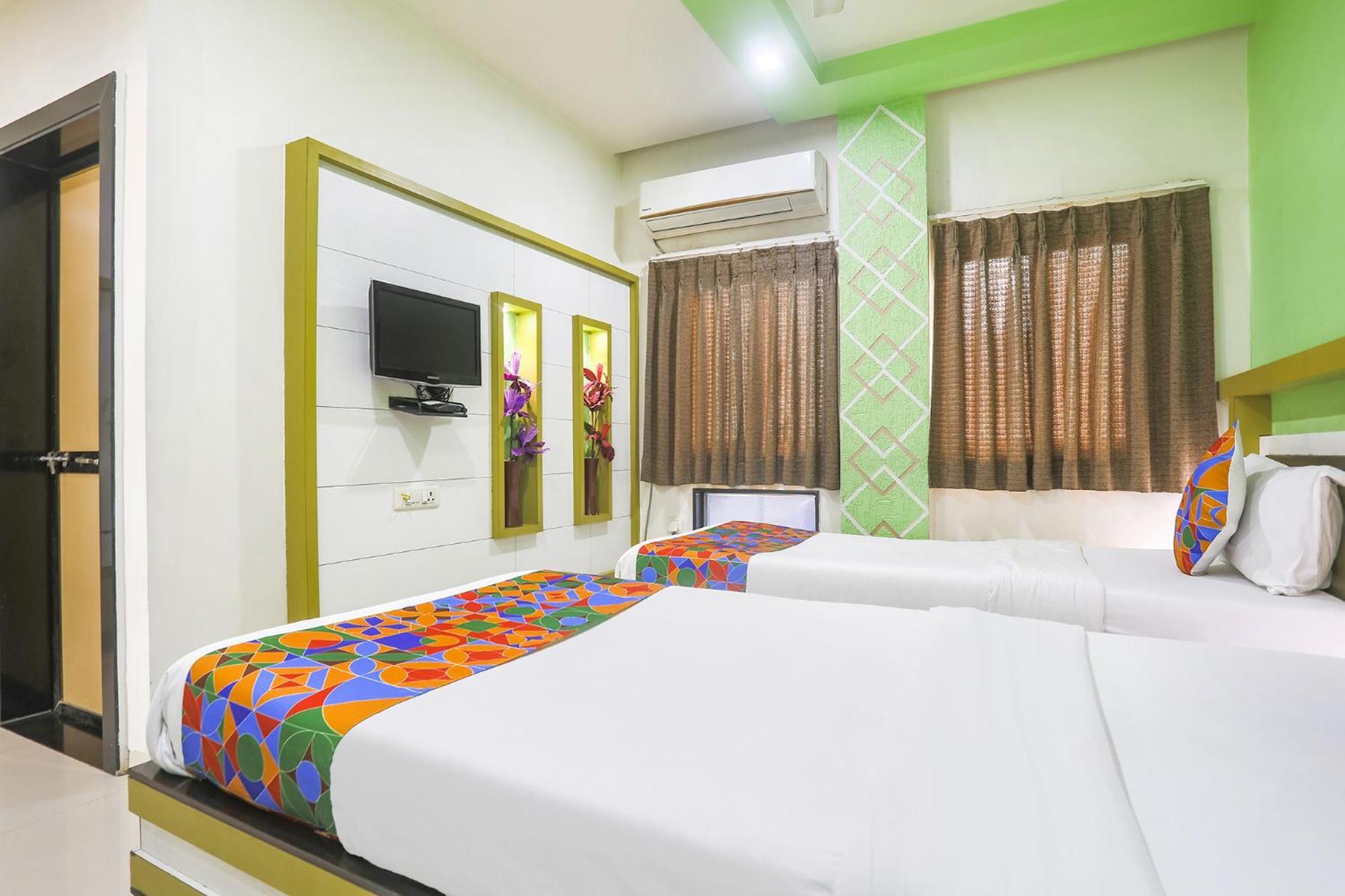 Hotel Merit Сурат Екстер'єр фото