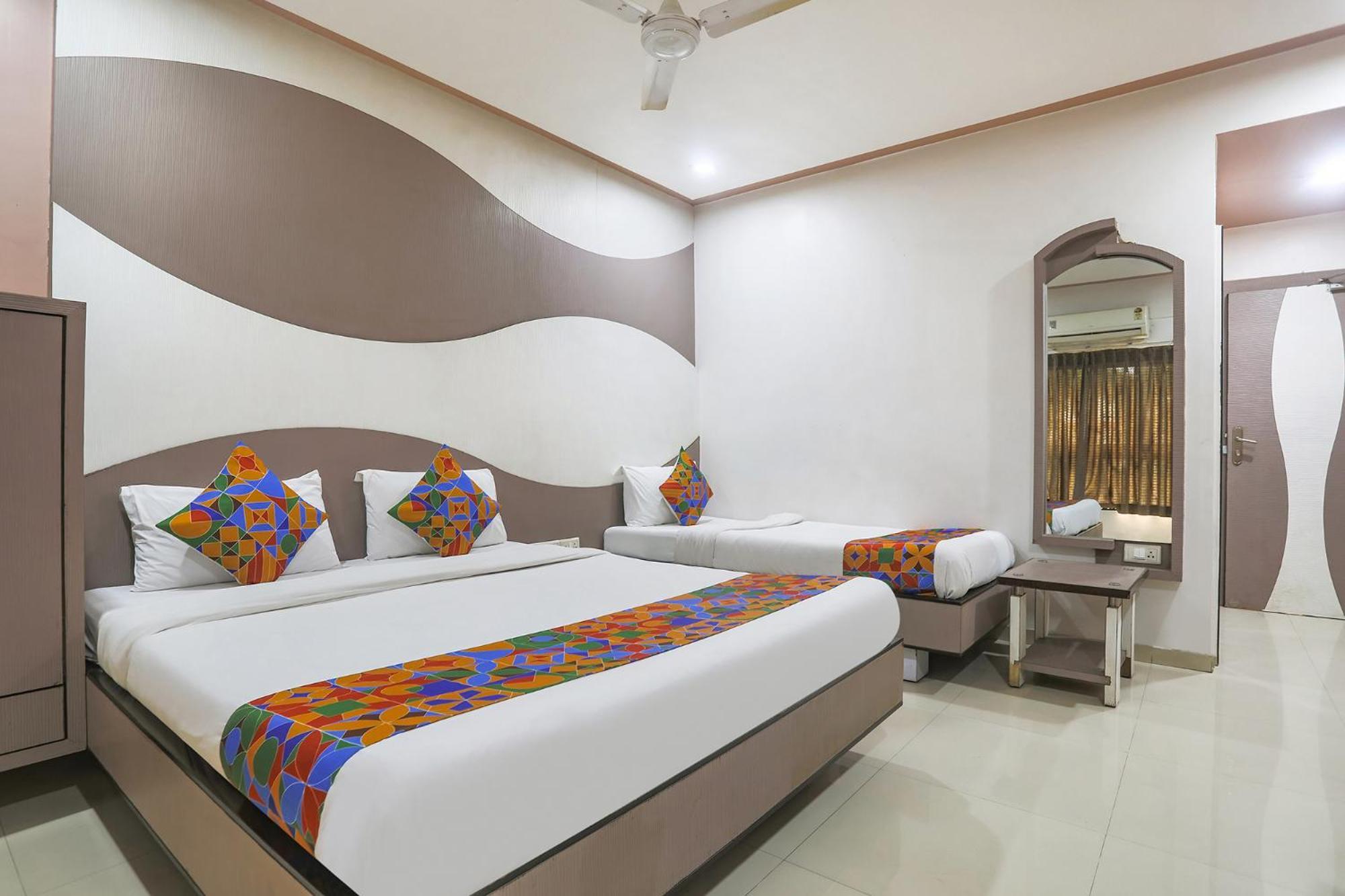 Hotel Merit Сурат Екстер'єр фото