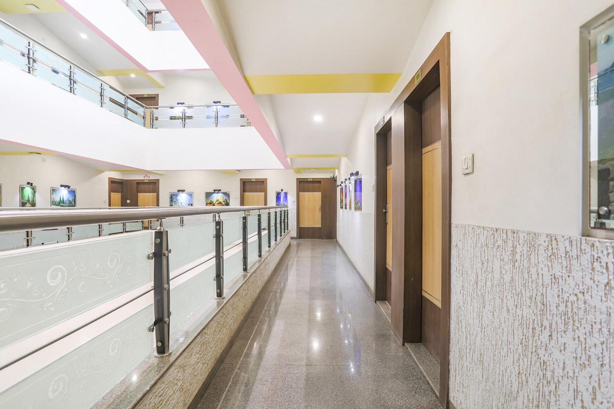 Hotel Merit Сурат Екстер'єр фото